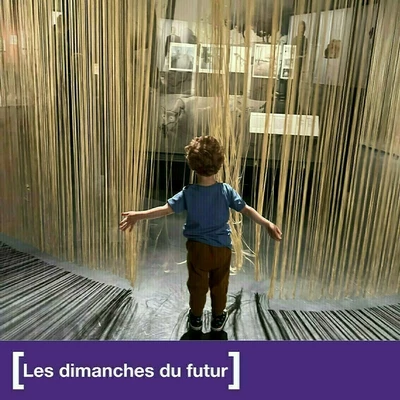 Photo d'un enfant de dos qui découvre une partie d'une exposition au MEG