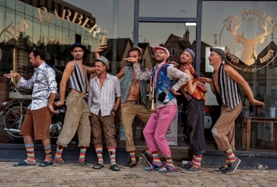 Une image du groupe devant la vitrine d'un barber shop