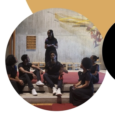 Racism and… my children. Evening with AMIC. Deux cadres photo circulaires sur un fond blanc avec une grande forme beige arrondie en haut, montrant à gauche un groupe de personnes dans un contexte de performance ou de répétition en intérieur, et à droite un portrait de profil en noir et blanc sur un fond rocheux texturé.