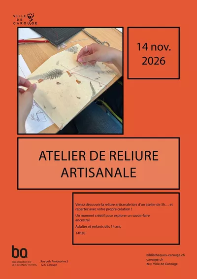 Image d'une personne faisant la reliure d'un carnet.