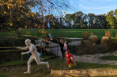 HALLOMANIA – Mummy & Candy Hunt at Parc des Evaux in Onex Enfants qui courent derrière une momie au parc des evaux