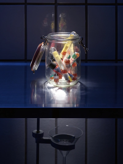 Bocal en verre avec à l'intérieur des tubes en verres avec des graines