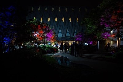 Photo du bâtiment la nuit avec des lumières colorées