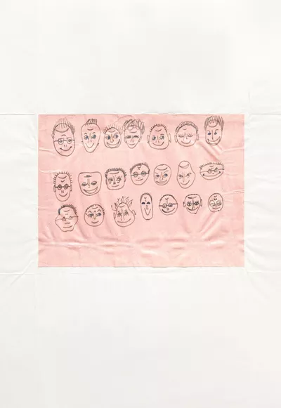 CHRÜSIMÜSI Feuille de papier rose froissée avec 21 dessins de visages répartis sur trois lignes.