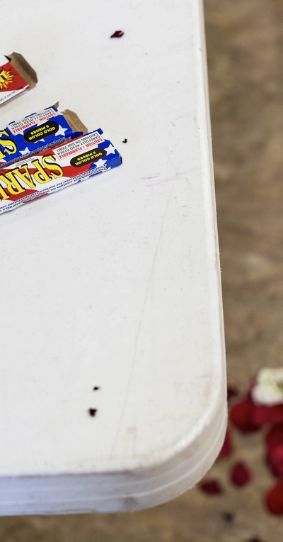 C'est la photo d'une table en plastique blanche sur laquelle sont posé des emballages en carton colorés.