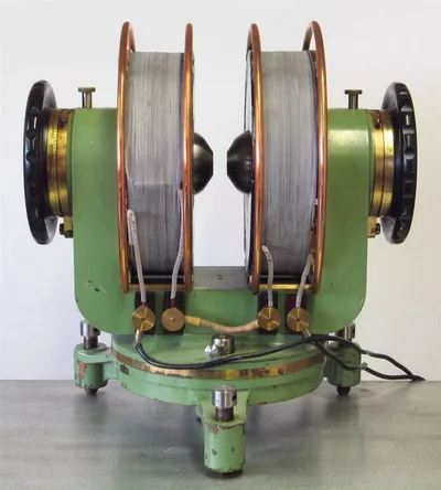 The UNIL and EPFL Collection of Scientific Instruments: A History of Physics in Lausanne Électro-aimant de laboratoire (selon Prof. P. Weiss) S.I.P., Genève, entre 1907 et 1923
Aimant 500 x 350 x 550 mm, ø pôles 90mm, ø bobines 300mm