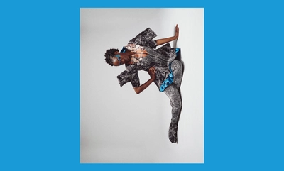 L'une des interprètes de Wasted Land allongée sur le sol