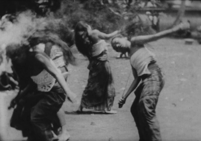 plusieurs danseurs d'un pays asiatique