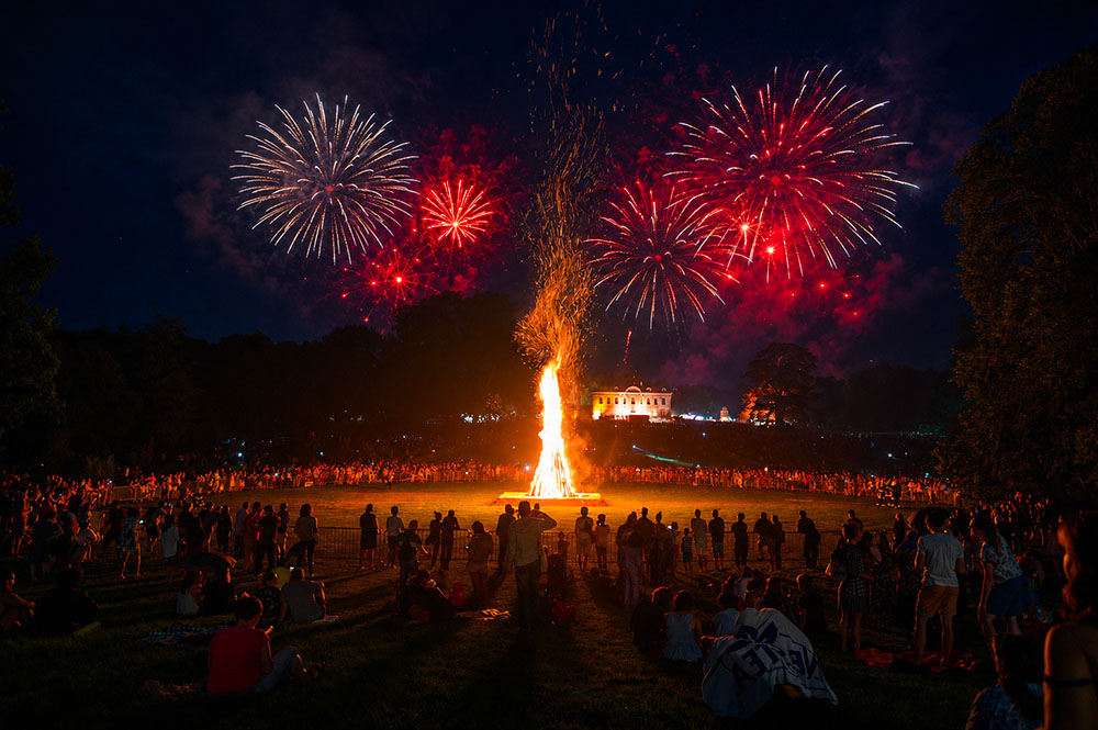 Traditionelles Höhenfeuer am Schweizer Nationalfeiertag in Genf